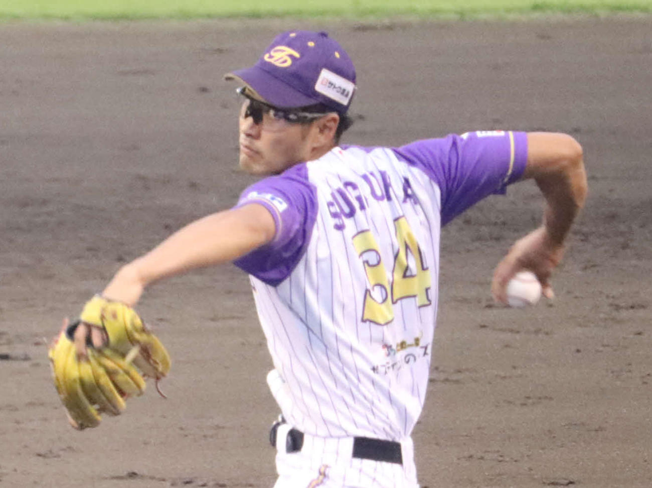 公式戦初先発し、力投する神奈川・杉浦健二郎（撮影・湯本勝大）