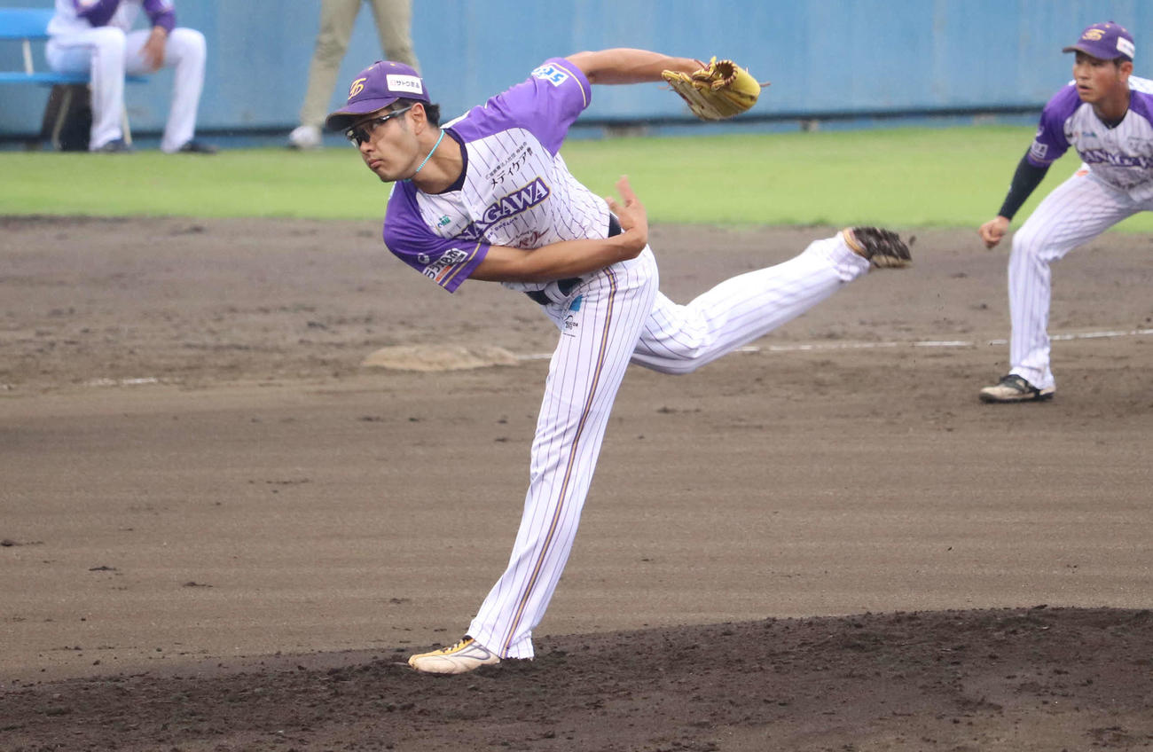 埼玉対神奈川　公式戦初先発し、力投する神奈川・杉浦健二郎（撮影・湯本勝大）