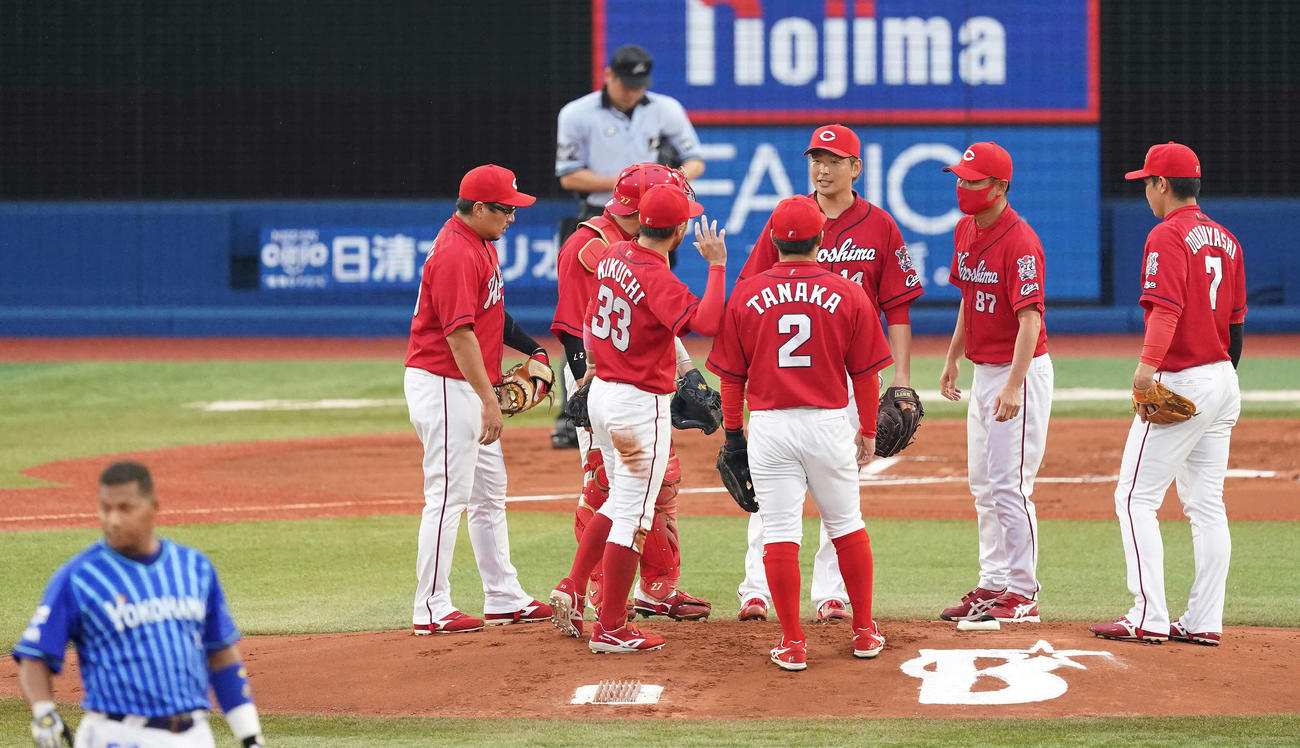 DeNA対広島　1回裏DeNA無死二、三塁、ロペス（手前）に適時二塁打を浴びマウンドで激励を受ける大瀬良（中央）（撮影・江口和貴）