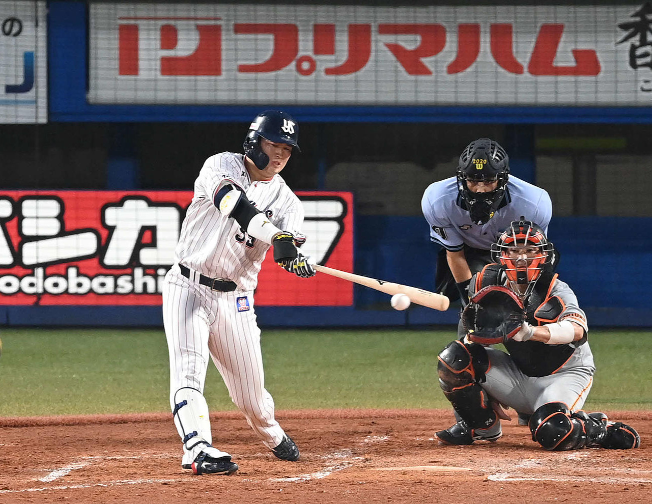 ヤクルト対巨人　2回裏ヤクルト2死二塁、右前適時打を放つ村上。投手今村（撮影・鈴木みどり）