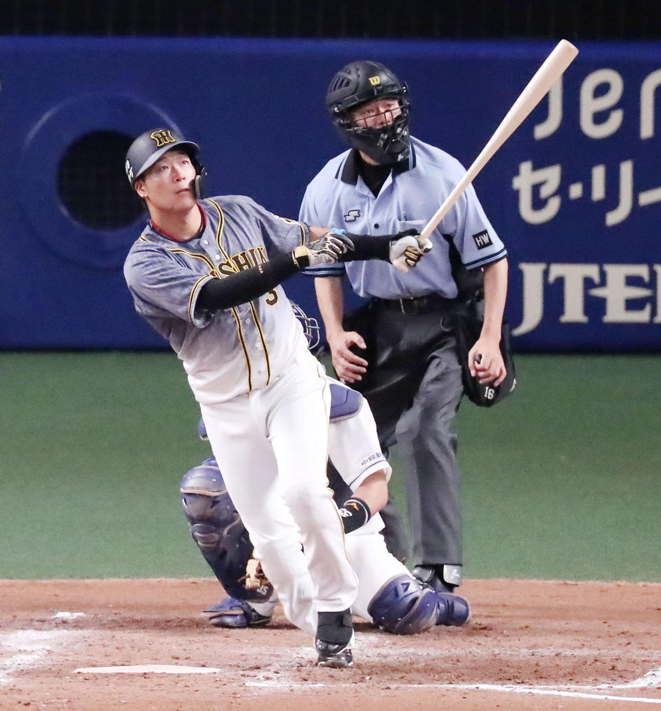 中日対阪神　4回表阪神無死、左越え本塁打を放つ大山（撮影・加藤哉）