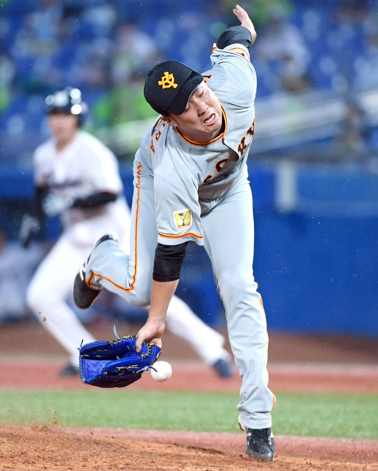 ヤクルト対巨人　2回裏ヤクルト1死一塁、坂口の打球をはじく今村（撮影・たえ見朱実）
