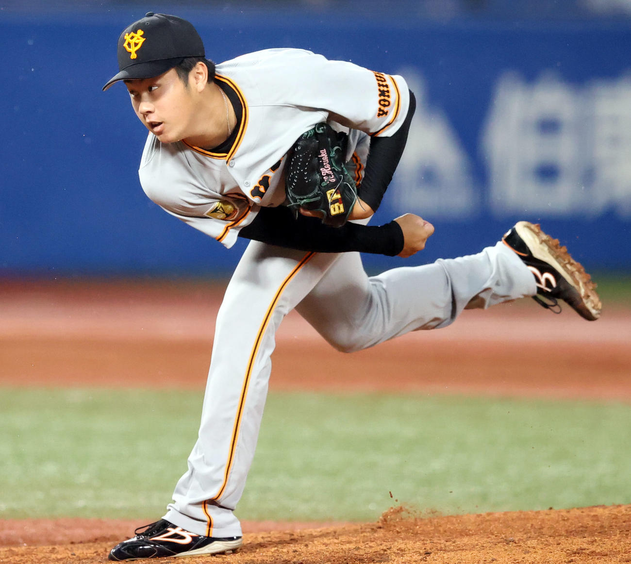 ヤクルト対巨人　2回裏途中から登板する堀岡（撮影・狩俣裕三）