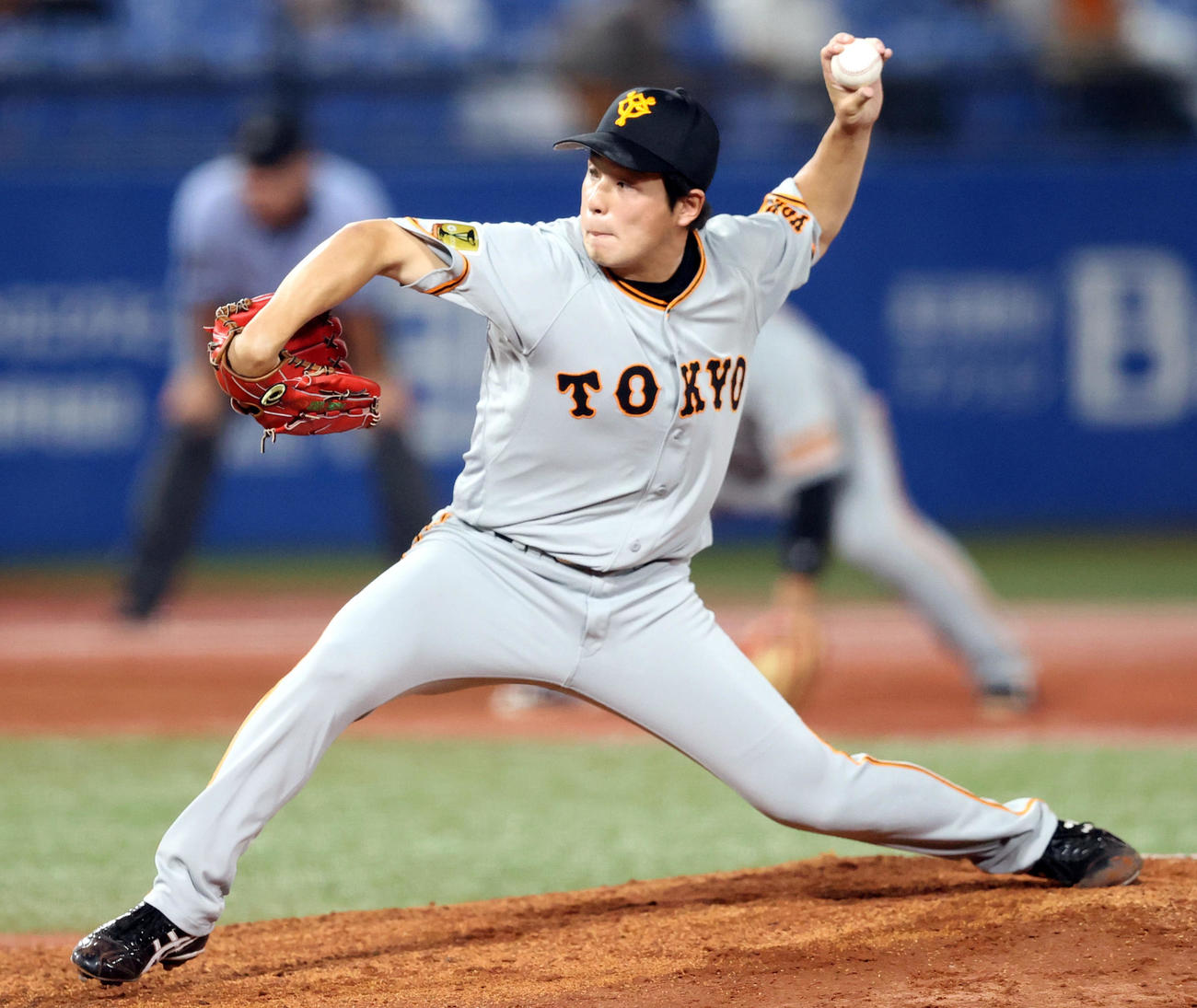 ヤクルト対巨人　3回裏から登板する大江（撮影・狩俣裕三）