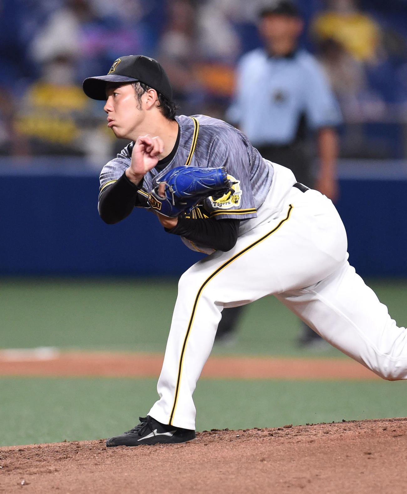 1回裏、登板する阪神先発の青柳（撮影・森本幸一）
