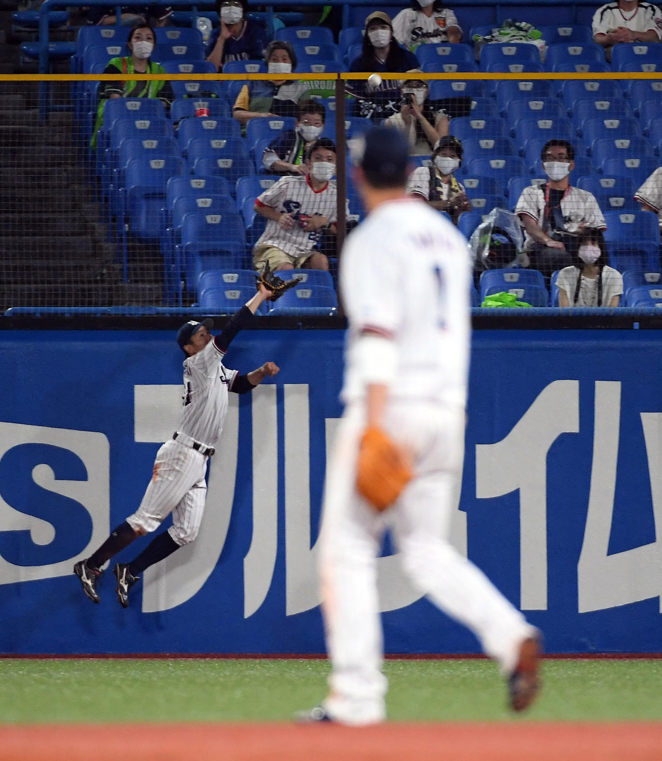 ヤクルト対巨人　7回表巨人無死、重信慎之介の飛球は、フェンスを抜けエンタイトルツーベースとなる（撮影・たえ見朱実）