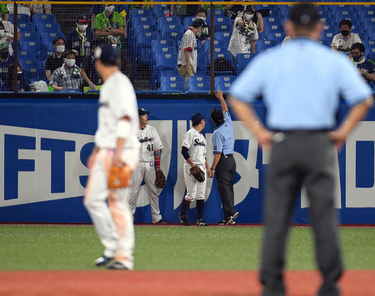 ヤクルト対巨人　7回表巨人無死、重信慎之介の飛球は、フェンスを抜けエンタイトルツーベースとなる（撮影・たえ見朱実）
