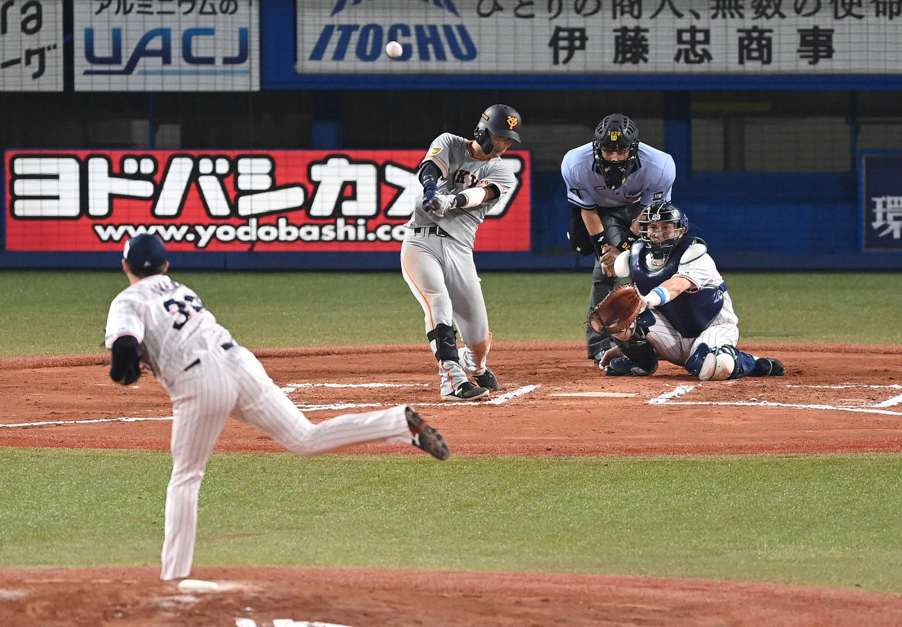 ヤクルト対巨人　7回表巨人無死、右越えソロ本塁打を放つ吉川尚。投手梅野（撮影・鈴木みどり）