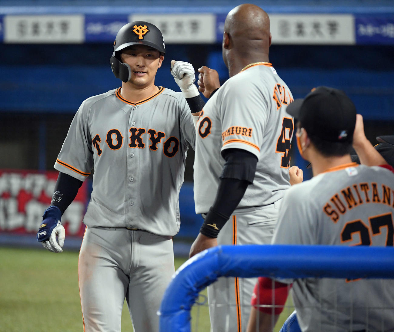ヤクルト対巨人　7回表巨人無死、右越えにソロ本塁打を放ちナインの出迎えを受ける吉川尚（撮影・たえ見朱実）
