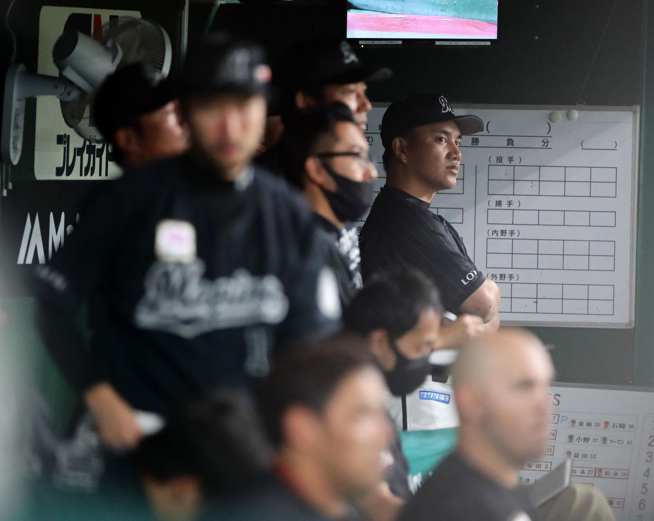 西武対ロッテ　ベンチで考え込むロッテ井口監督（奥）（撮影・浅見桂子）