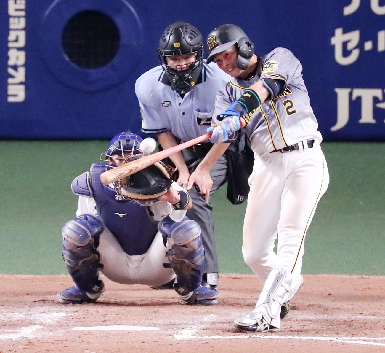 中日対阪神　7回表阪神1死満塁、左越え適時二塁打を放つ北條（撮影・加藤哉）