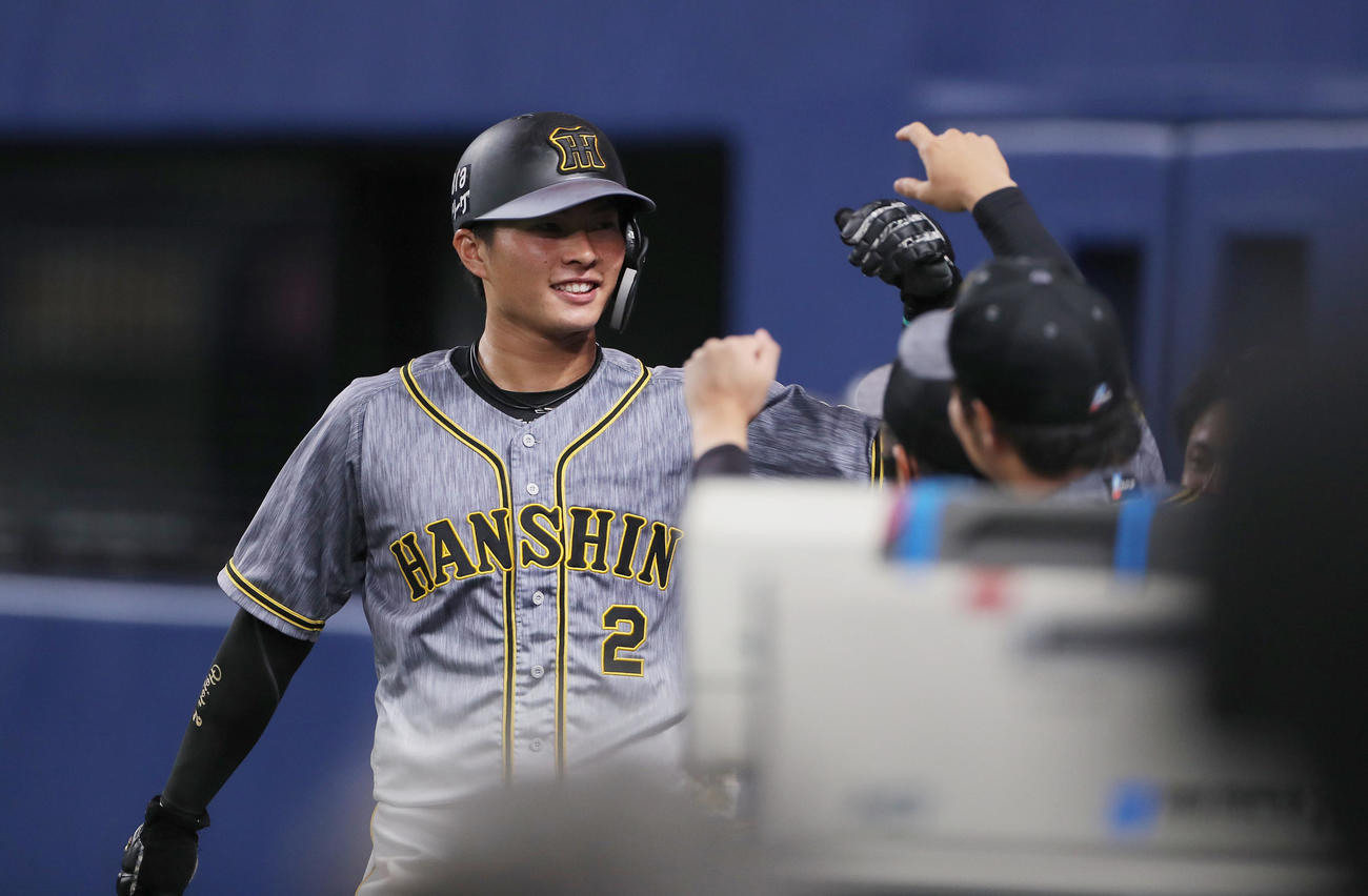 中日対阪神　7回表阪神1死二塁、サンズの適時打で生還し笑顔を見せる北條（撮影・前田充）