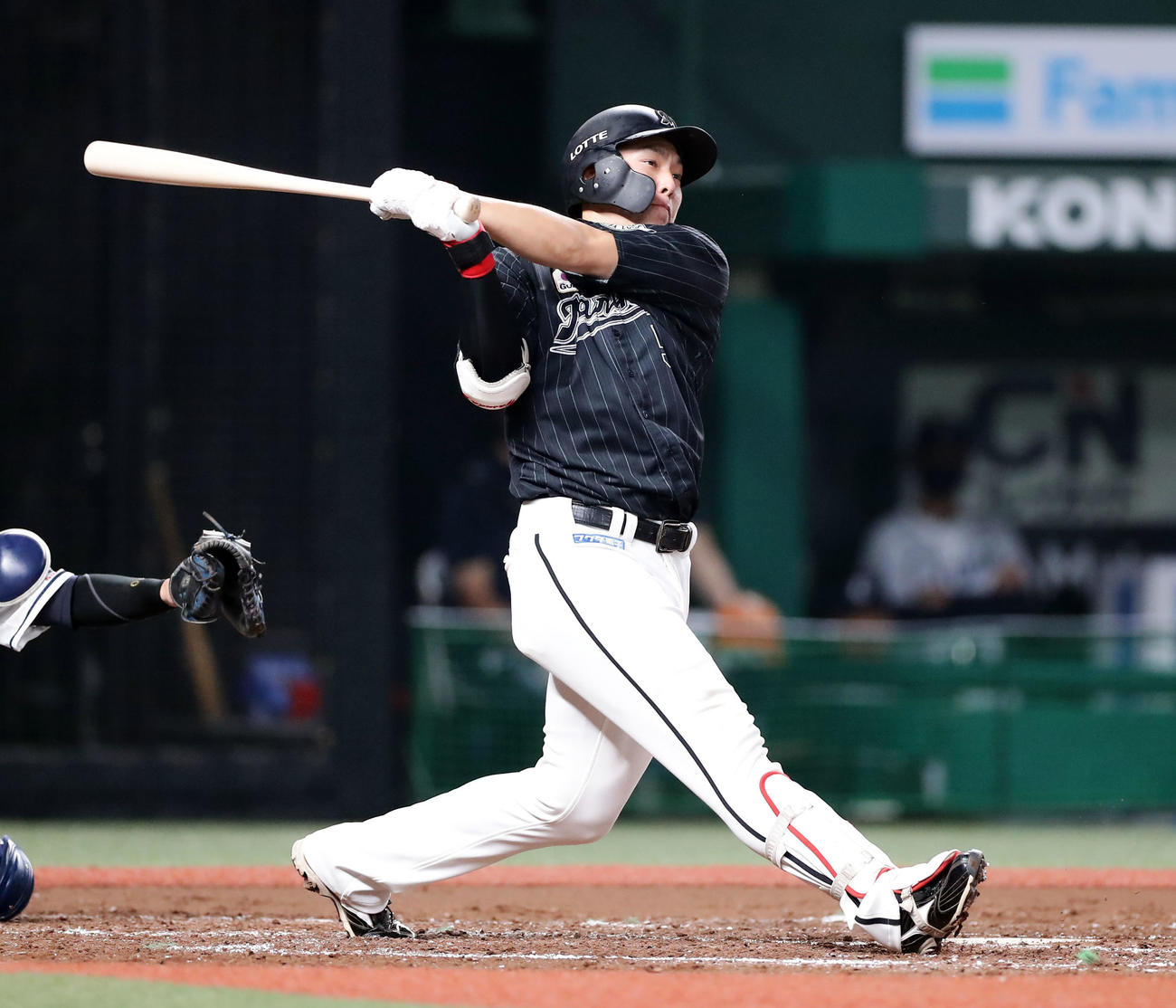 西武対ロッテ　4回表ロッテ1死三塁、安田は右適時打を放つ（撮影・浅見桂子）
