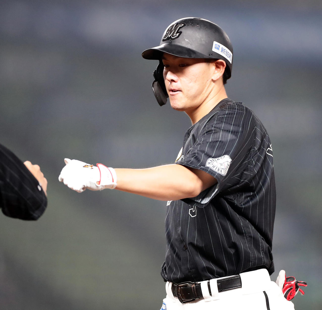 西武対ロッテ　6回表ロッテ2死一塁、安田は右前打を放ちエアグータッチ（撮影・浅見桂子）