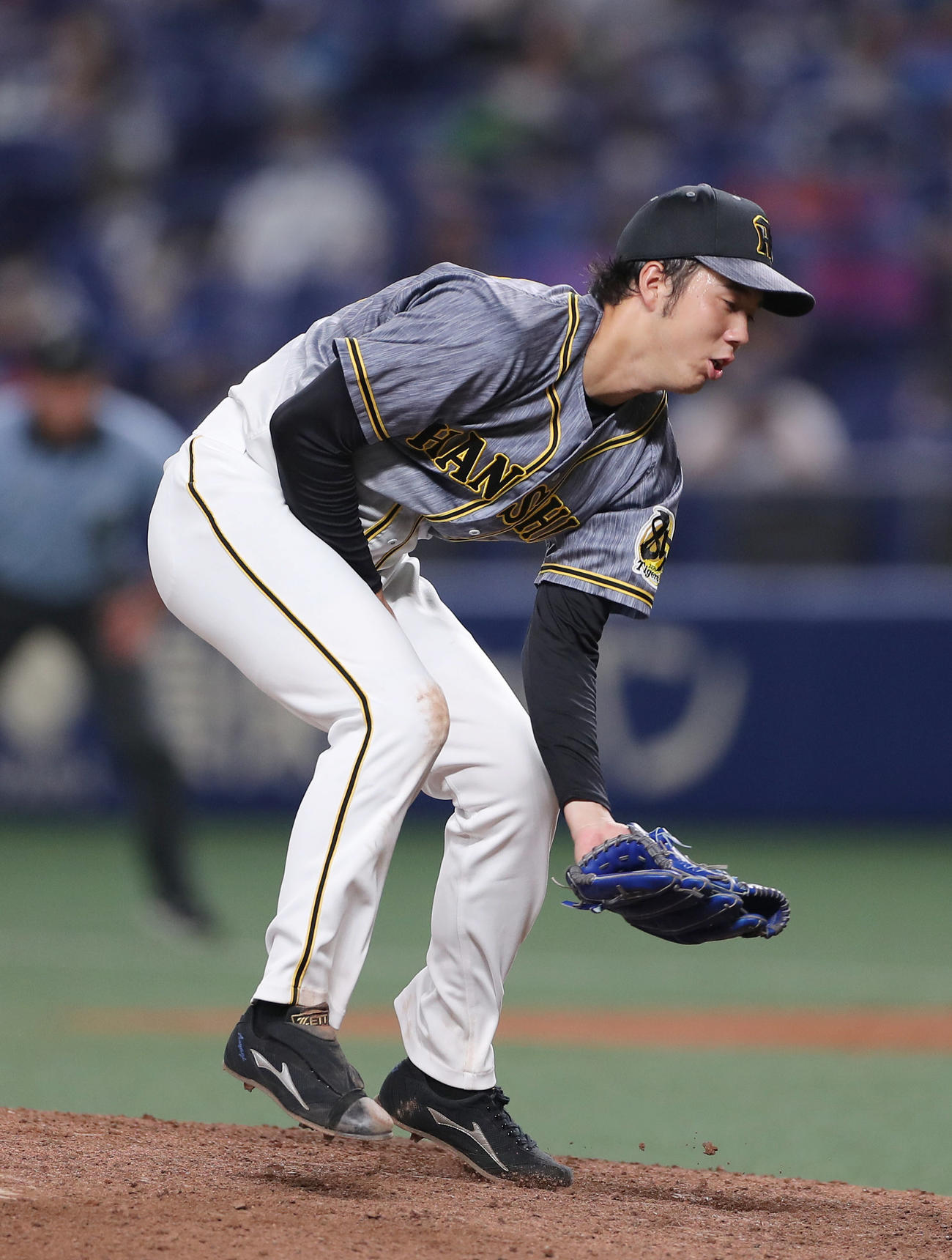 中日対阪神　4回裏中日2死、石川昂の打球を足に受ける青柳（撮影・前田充）