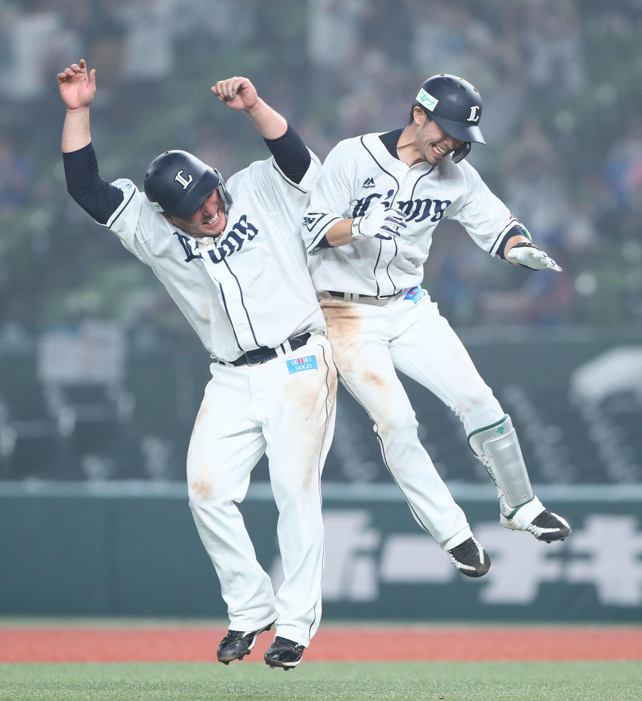 西武対ロッテ　9回裏西武1死一、二塁、サヨナラ打の外崎（右）は山川とヒップタッチを交わす（撮影・足立雅史）