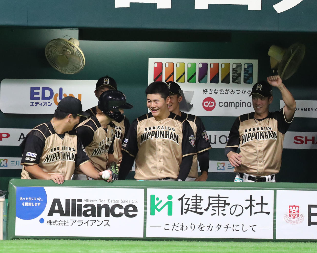 1回表日本ハム無死一、三塁、近藤健介は左前に先制適時打を放つ、生還した三塁走者の西川遥輝はベンチのナインに迎えられる（撮影・梅根麻紀）