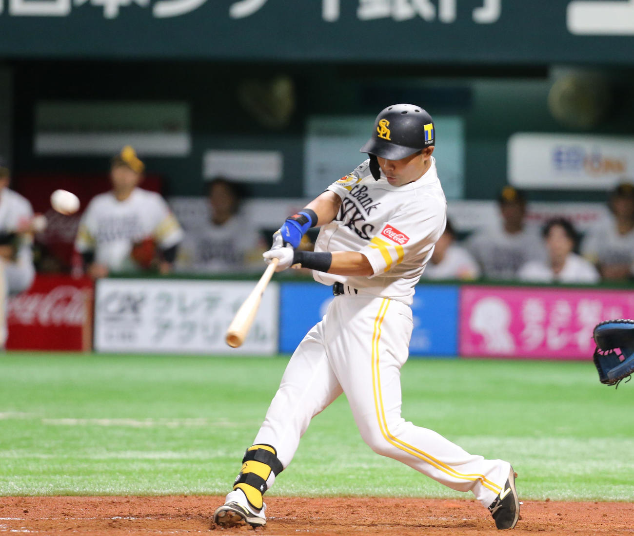 ソフトバンク対日本ハム　3回裏ソフトバンク1死二、三塁、中村晃は中越えに勝ち越し2点適時二塁打を放つ（撮影・屋方直哉）