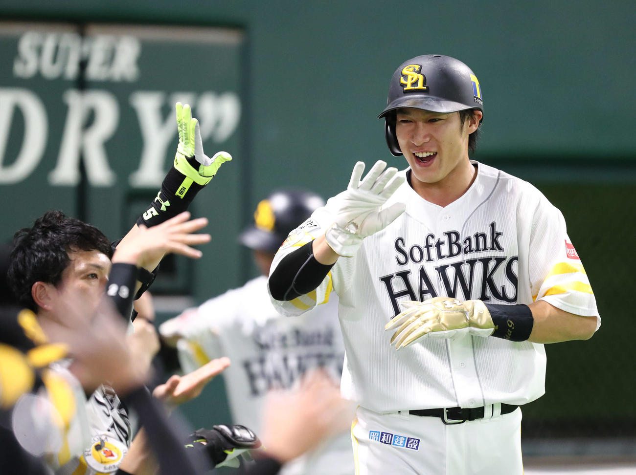 ソフトバンク対日本ハム　3回裏ソフトバンク1死二、三塁、中村晃の中越え勝ち越し2点適時二塁打で生還した柳田は笑顔でエアタッチ（撮影・梅根麻紀）