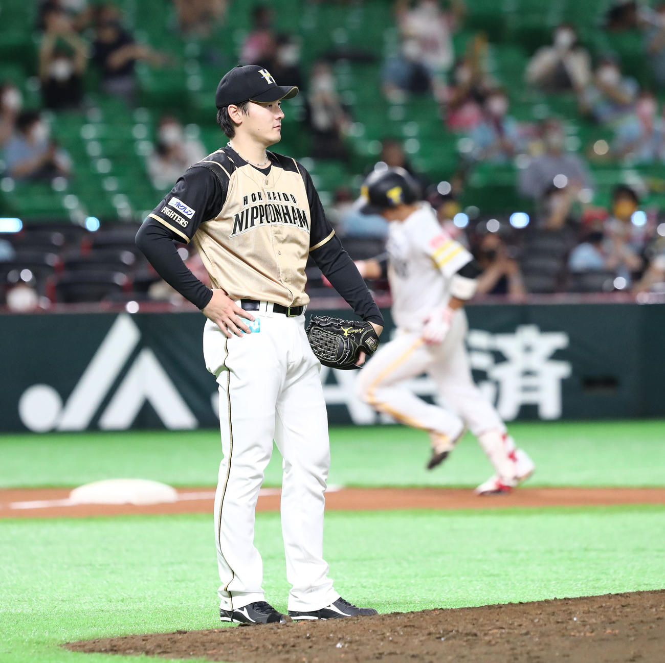 ソフトバンク対日本ハム　6回裏ソフトバンク無死、栗原（後方）に右越え本塁打を浴びて肩を落とす有原（撮影・梅根麻紀）