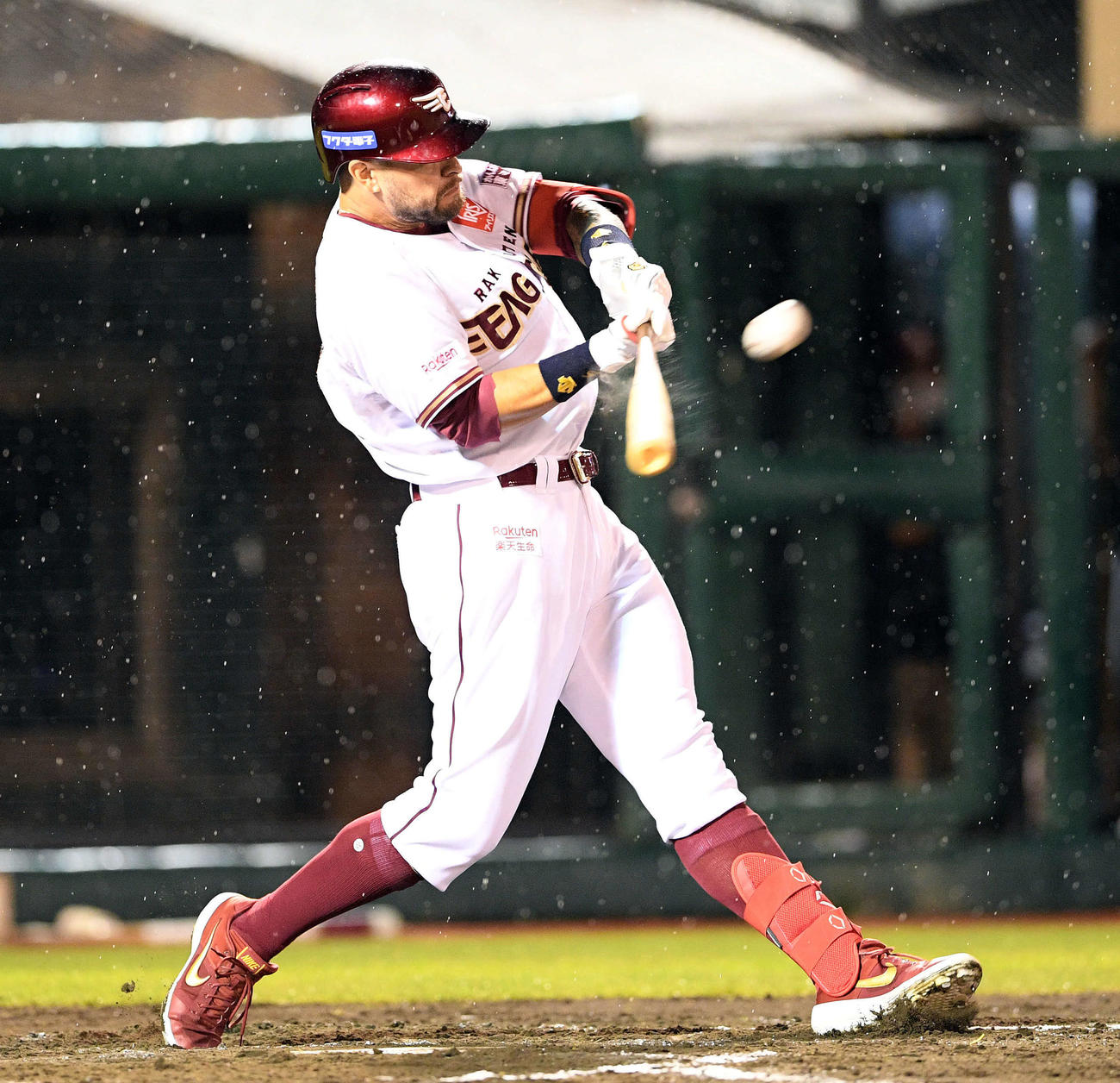 楽天対オリックス　7回裏楽天無死、ロメロは中越えソロ本塁打を放つ（撮影・滝沢徹郎）