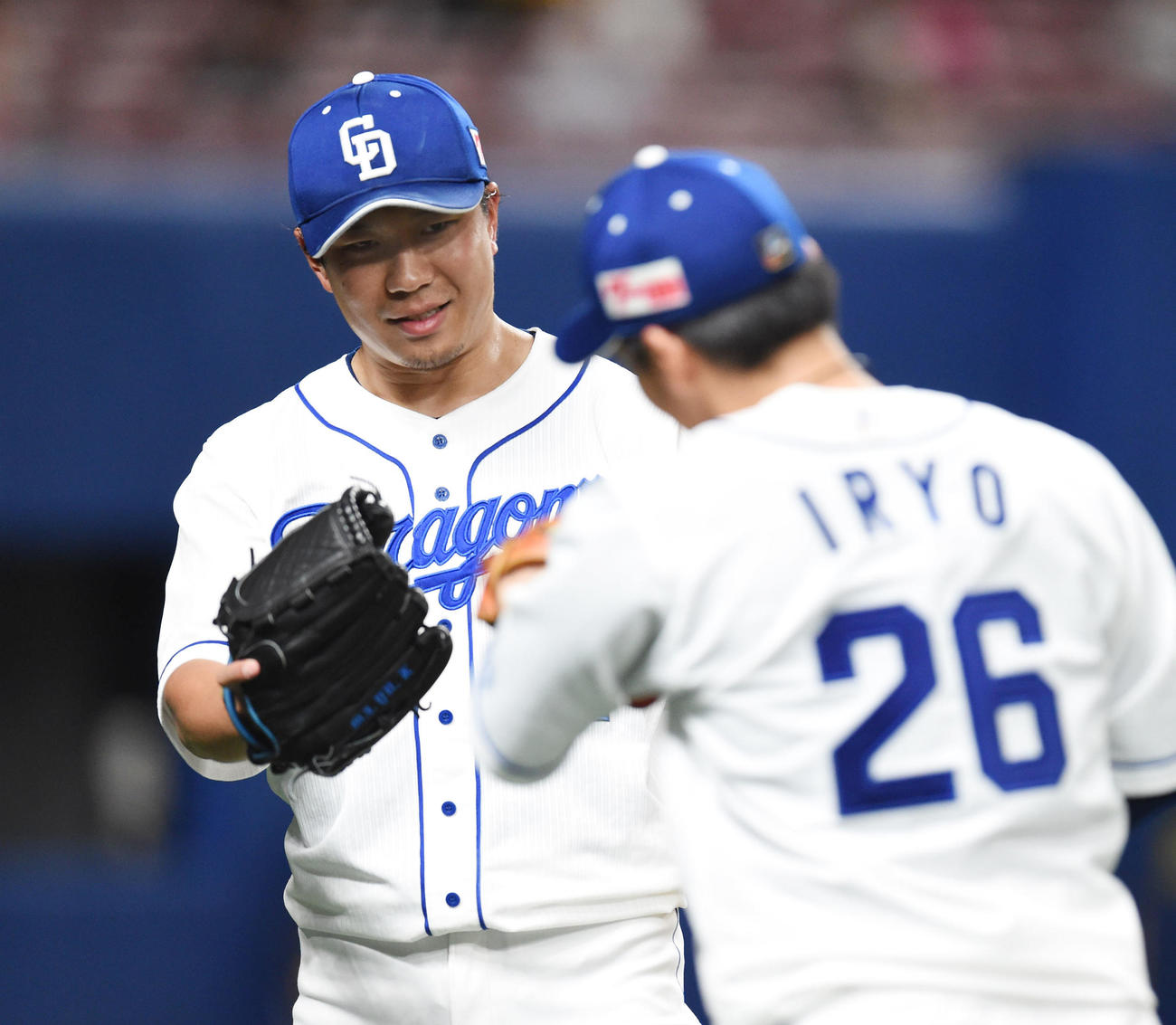 4回表阪神攻撃終了、井領雅貴とグラブタッチを交わす大野雄大（撮影・森本幸一）