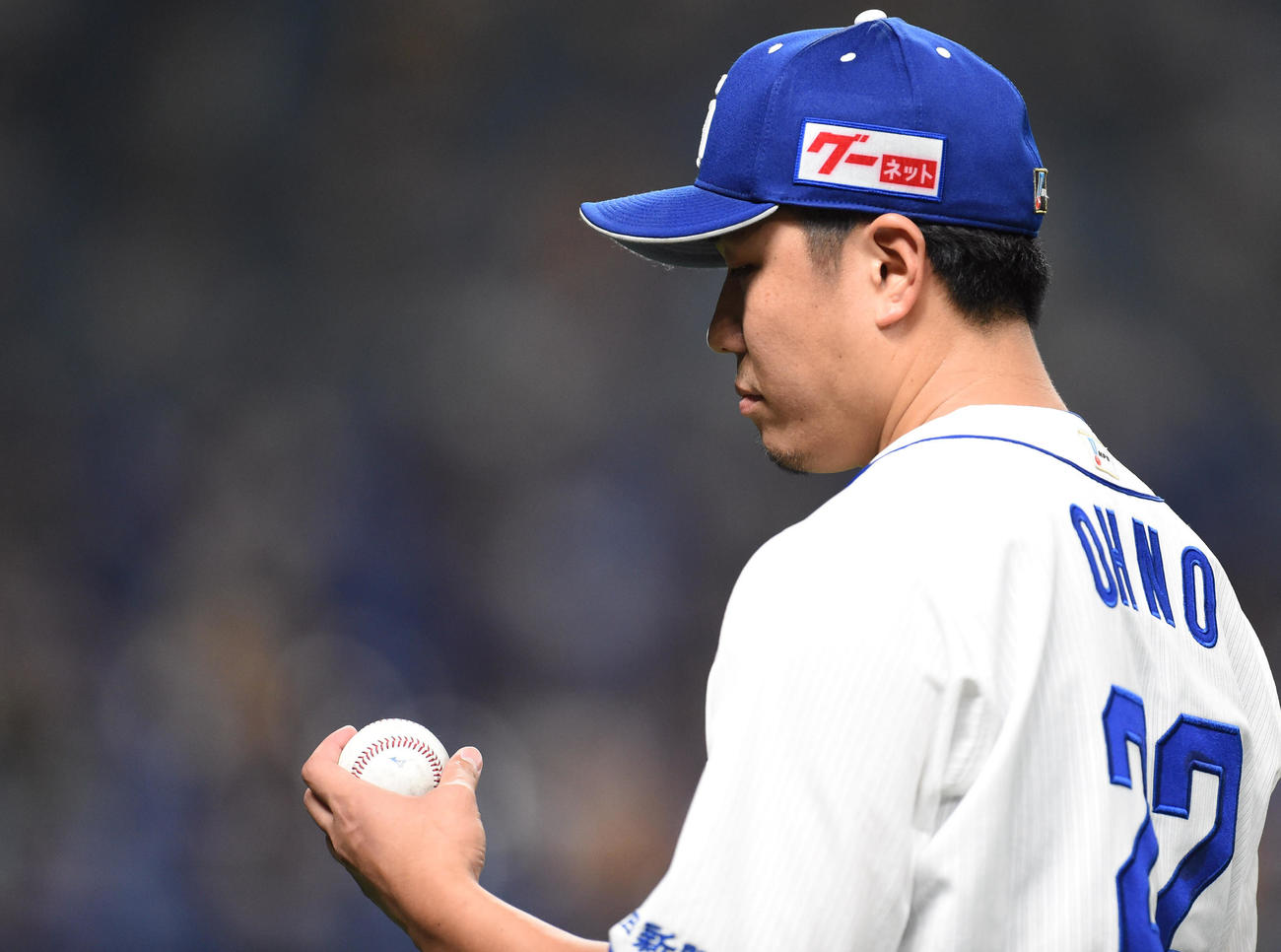 マウンドに向かう前のキャッチボール中、ボールを見つめる大野雄大（撮影・森本幸一）