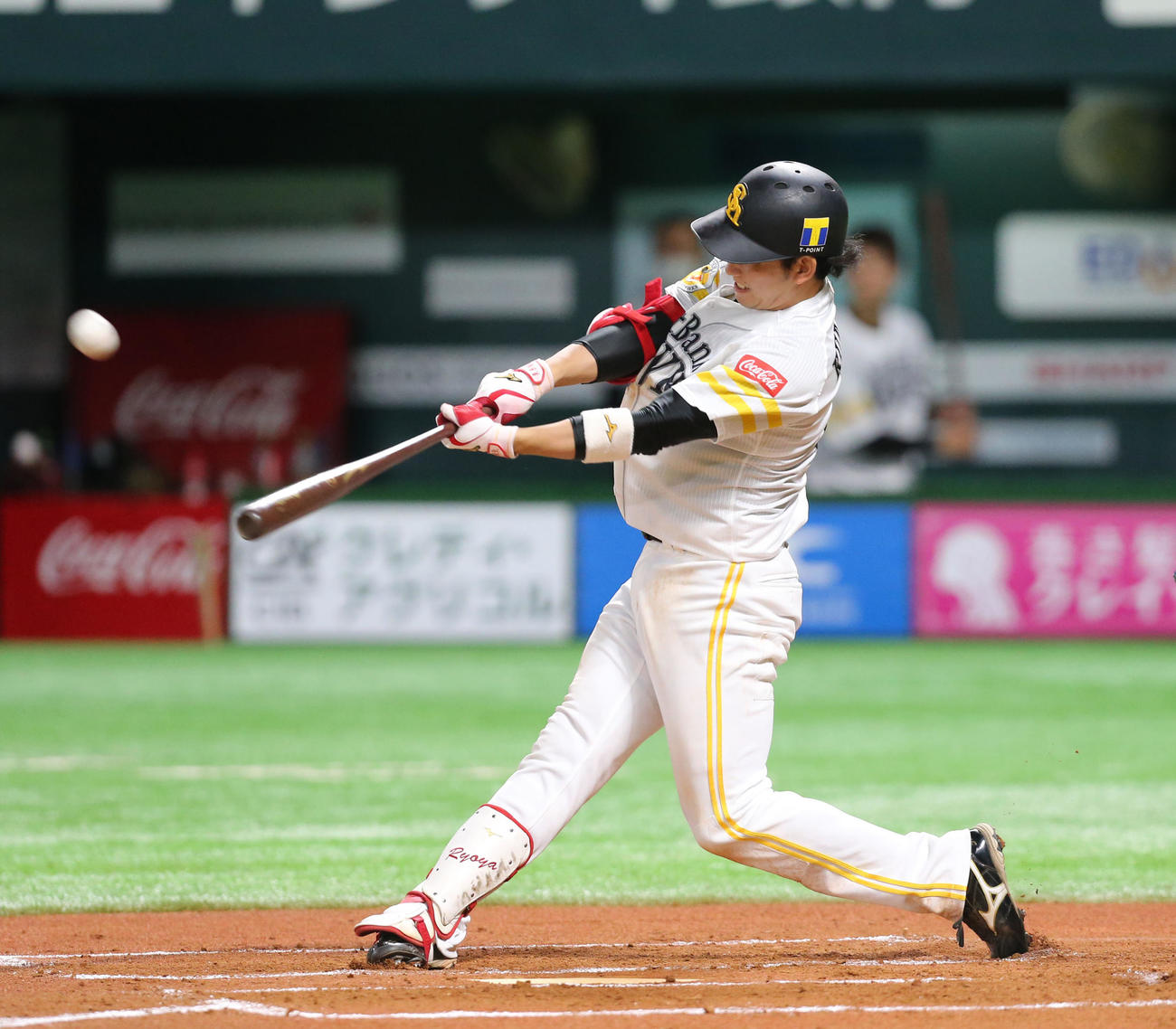 栗原は右越えに本塁打を放つ（撮影・屋方直哉）