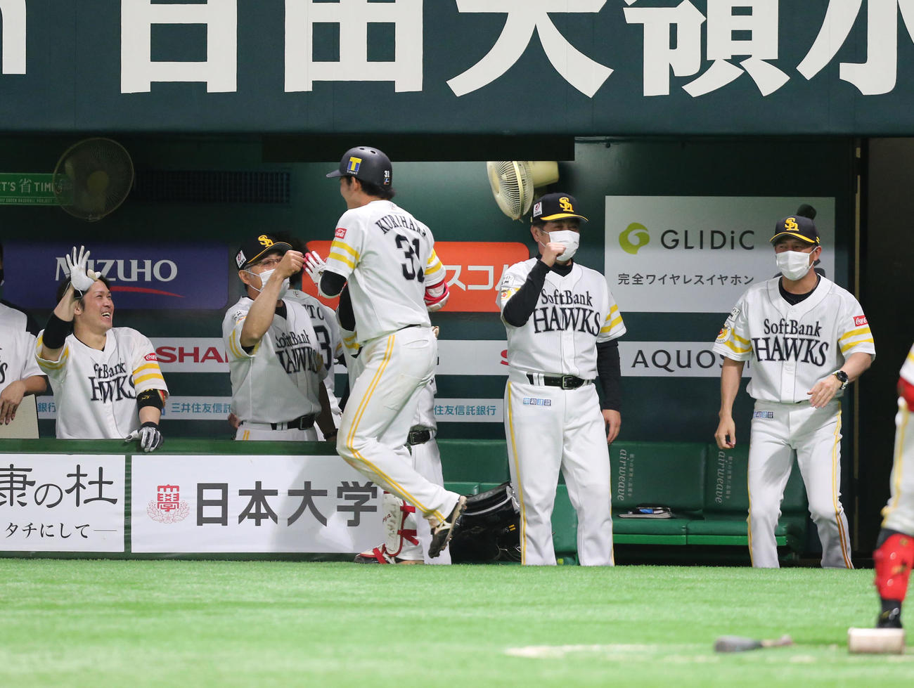 栗原は右越えに本塁打を放つ、出迎える工藤監督（撮影・屋方直哉）