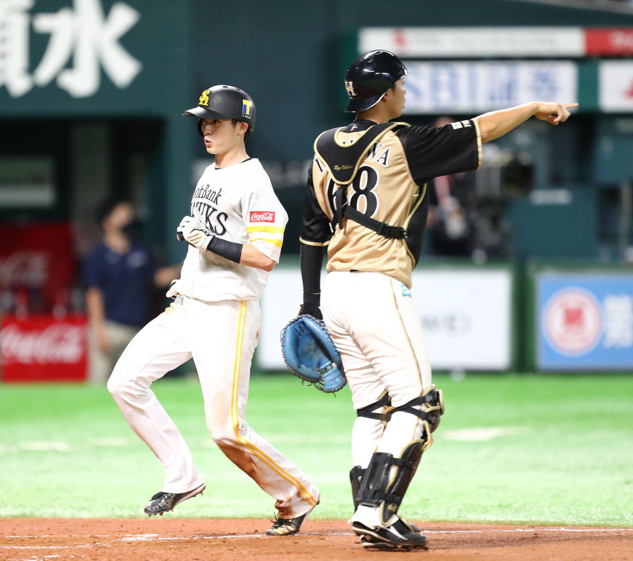ソフトバンク対日本ハム　3回裏ソフトバンク1死一、三塁、柳田悠岐は左前に同点適時打を放つ、生還する周東佑京（撮影・梅根麻紀）