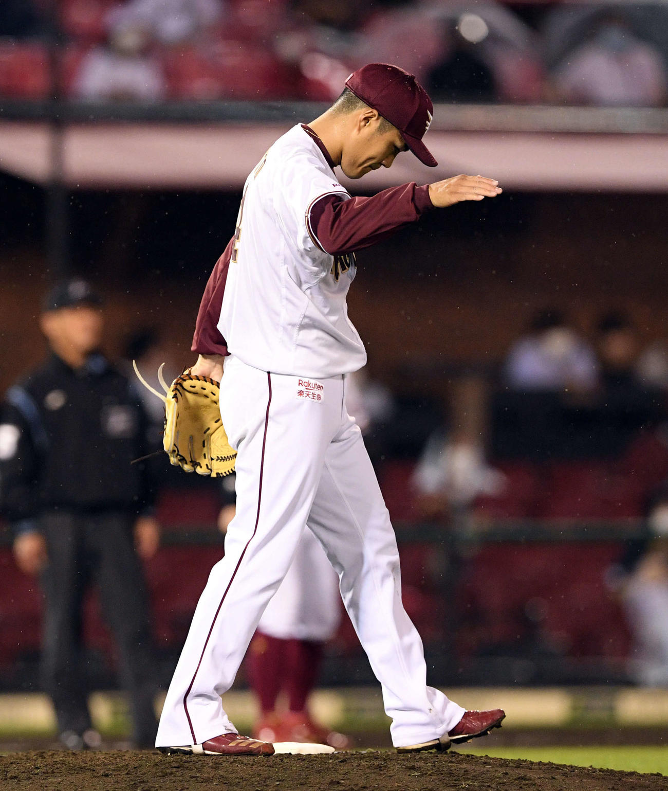 楽天対オリックス　7回表オリックス1死三塁、安達に中前適時打を許し膝をたたいて悔しがる則本昂（撮影・滝沢徹郎）