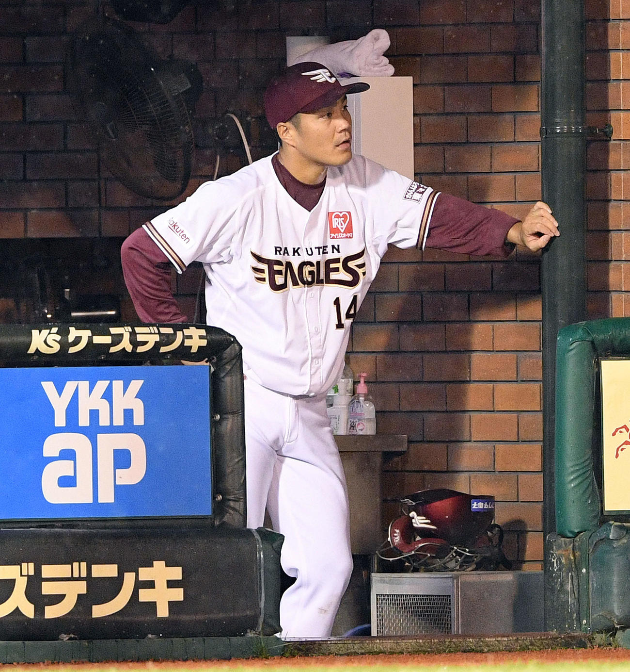 楽天対オリックス　8回表、交代を告げられベンチへ引き揚げた楽天則本昂は悔しげな表情でグラウンドを見つめる（撮影・滝沢徹郎）