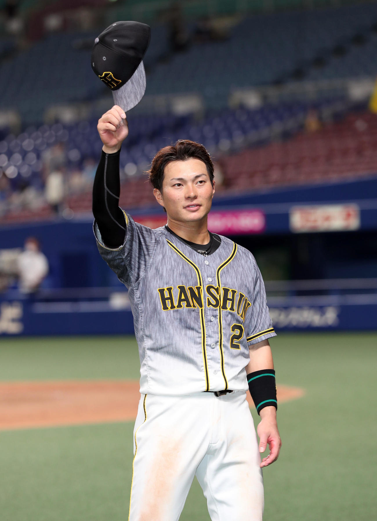 中日対阪神　ヒーローインタビューを終えファンの声援に応える北條（撮影・前田充）