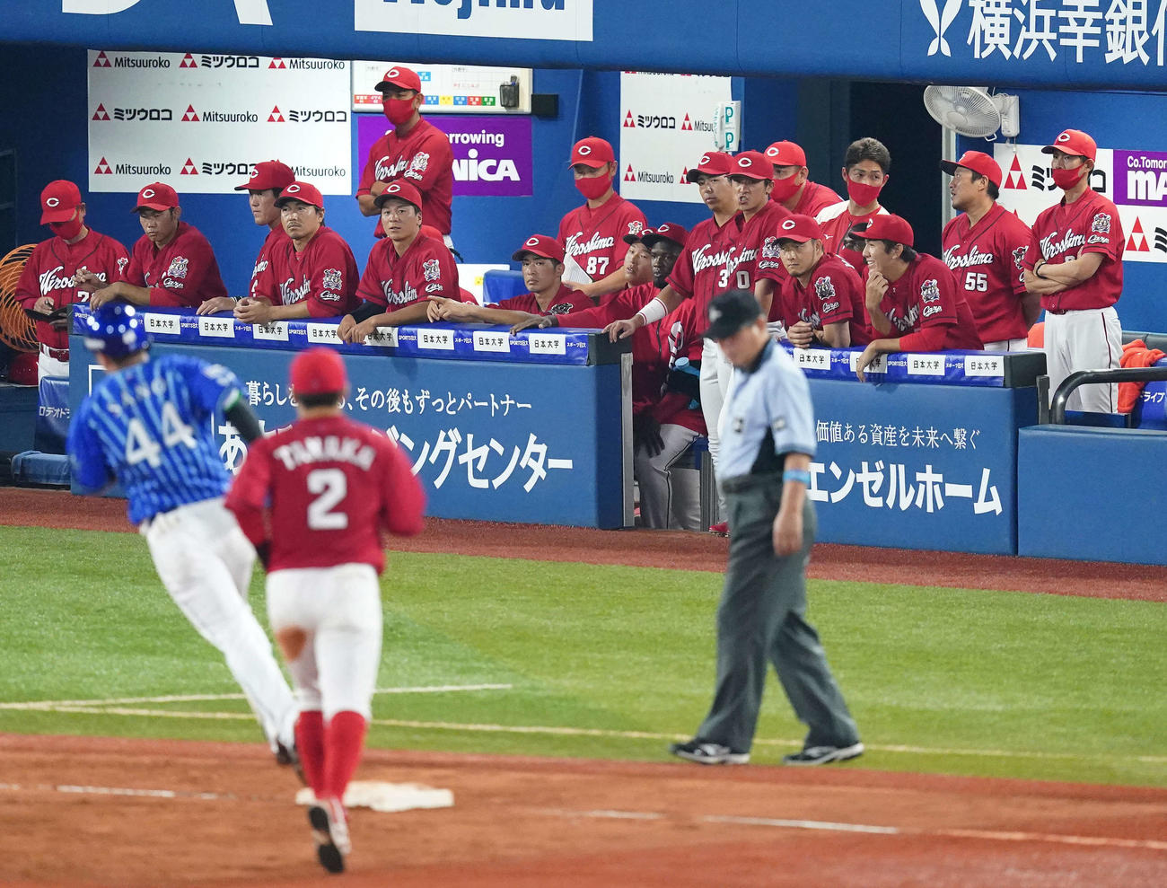 DeNA対広島　9回裏DeNA1死満塁、サヨナラ満塁本塁打を放った佐野（手前左）をベンチから見つめる広島ナイン（撮影・江口和貴）