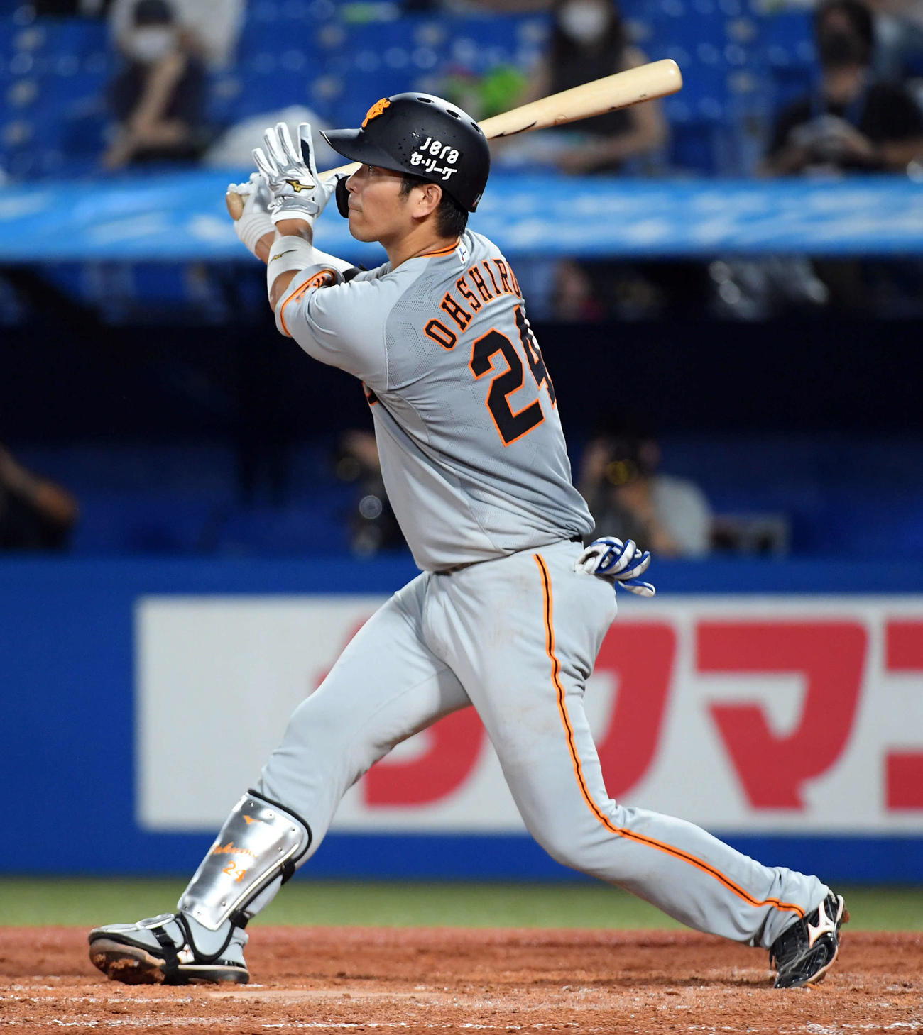 ヤクルト対巨人　4回表巨人無死一塁、左越えに2点本塁打を放つ大城（撮影・たえ見朱実）