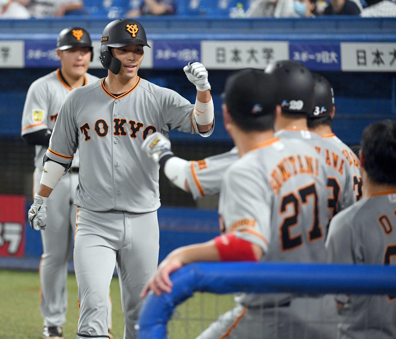 ヤクルト対巨人　4回表巨人無死一塁、左越えに2点本塁打を放った大城卓三はナインとエアタッチ（撮影・たえ見朱実）