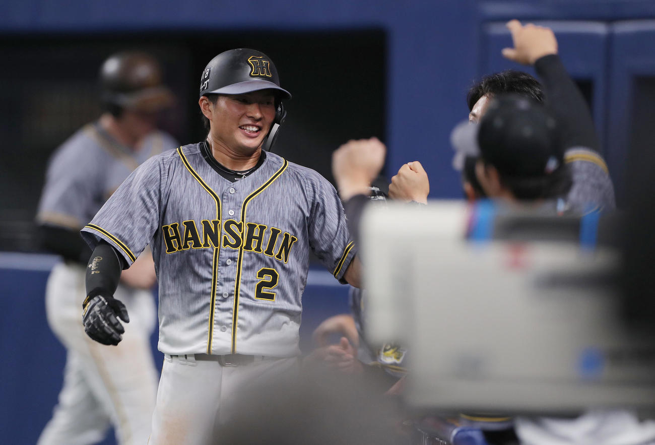 中日対阪神　7回表阪神1死二塁、サンズの適時打で生還し笑顔を見せる北條（撮影・前田充）