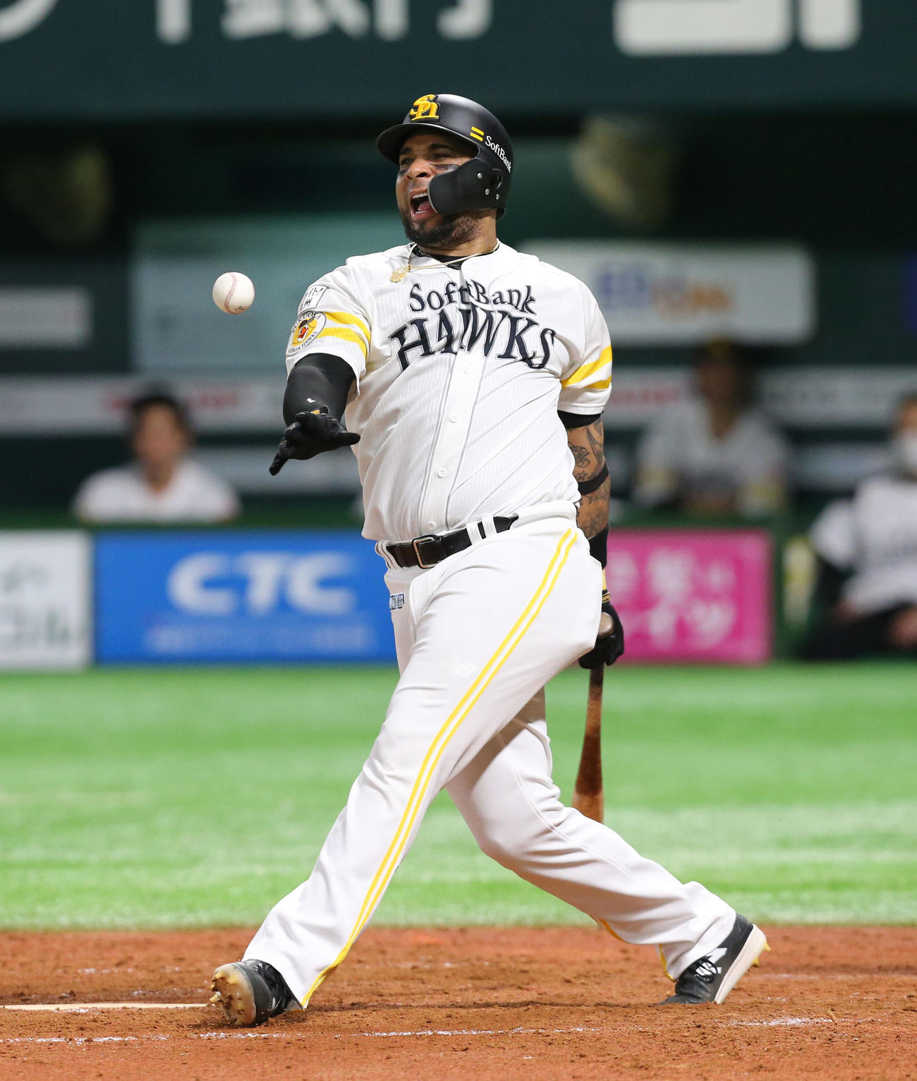 3回裏ソフトバンク2死二塁、バレンティンは自打球を受け痛そうな表情（撮影・屋方直哉）