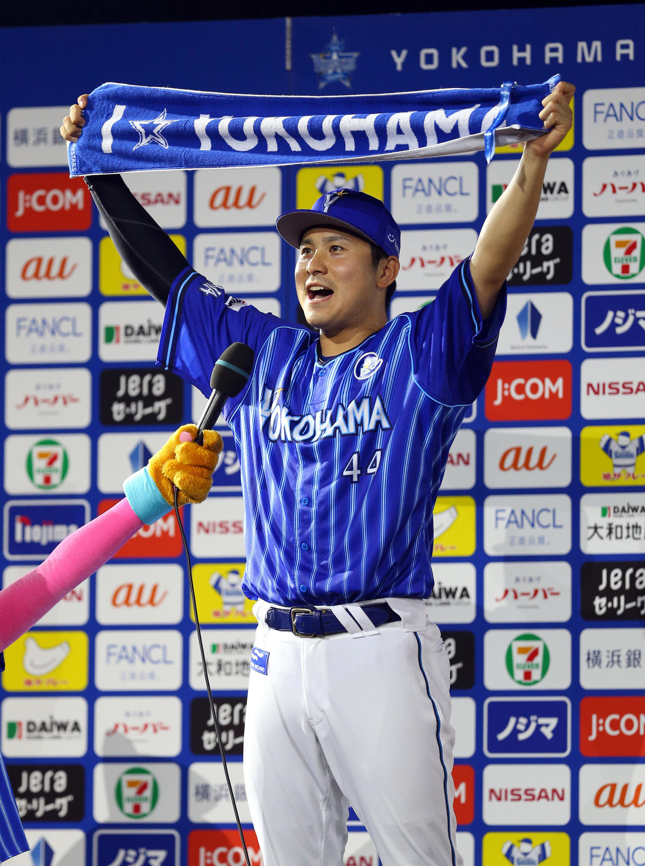 DeNA対広島　ヒーローインタビューでファンと一緒に勝利を喜ぶ佐野（撮影・大野祥一）