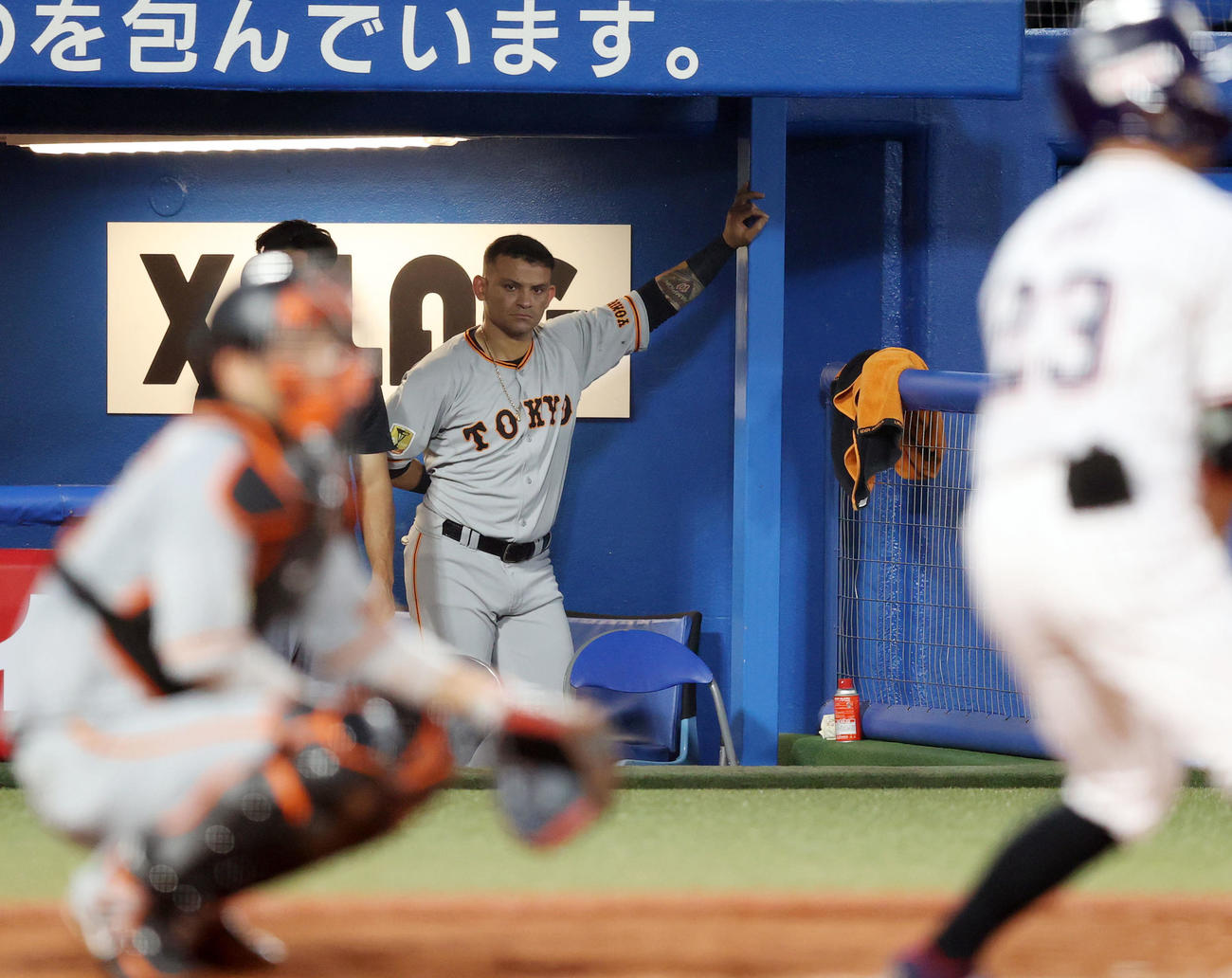 ヤクルト対巨人　2回裏、交代後もベンチから試合を見つめるパーラ（撮影・狩俣裕三）