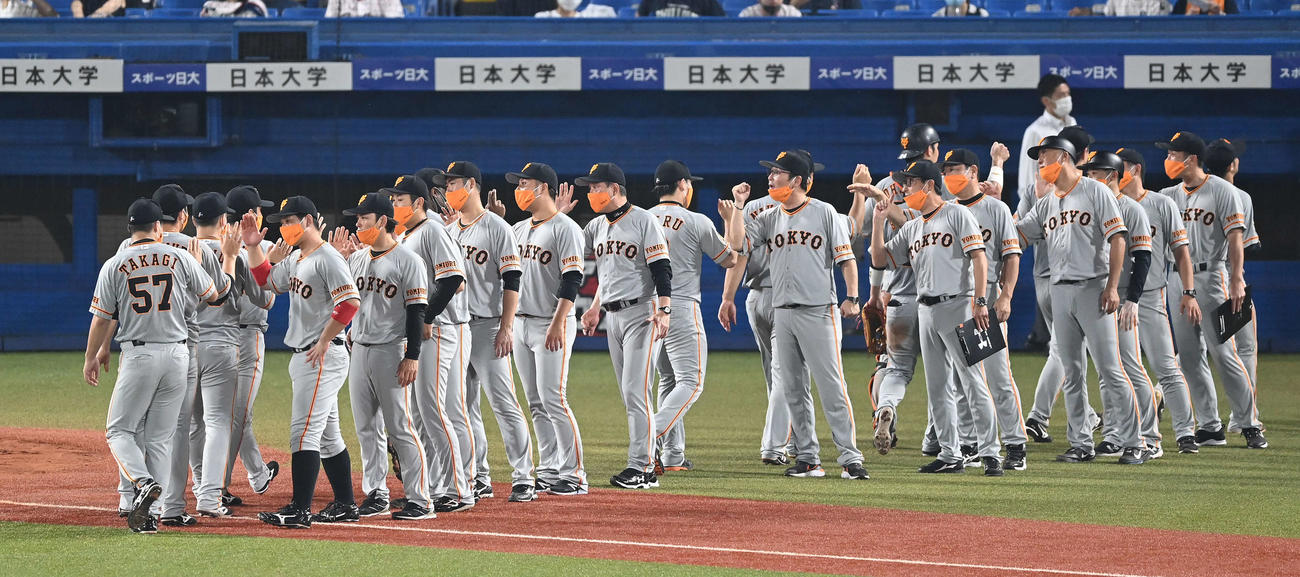 ヤクルト対巨人　引き分けに終わり、ナインを迎える巨人原監督（中央）（撮影・鈴木みどり）