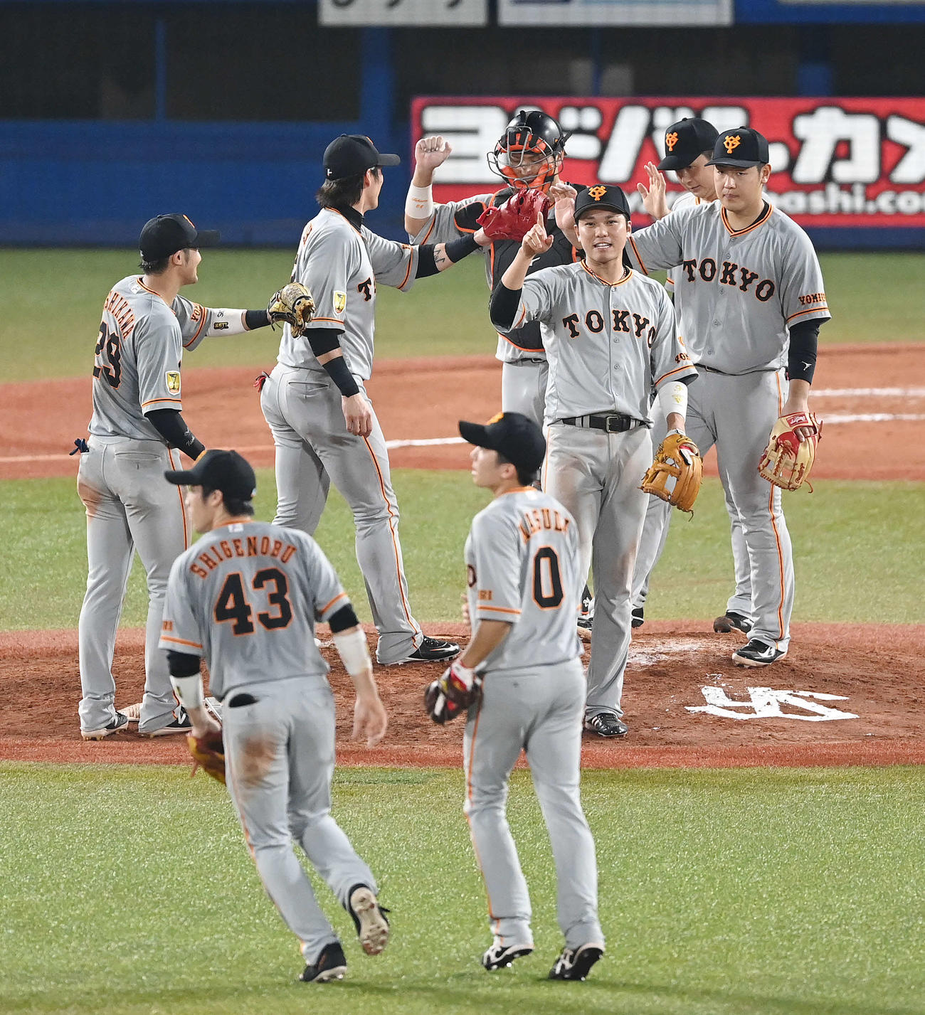 ヤクルト対巨人　引き分けに終わり、エアハイタッチを交わす巨人ナイン（撮影・鈴木みどり）