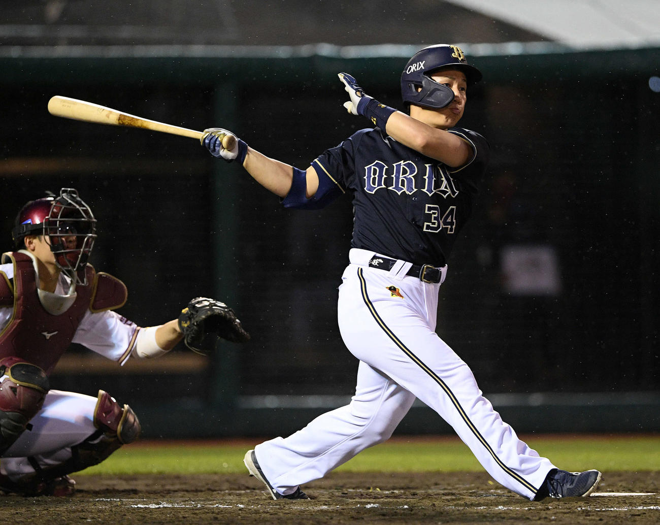 楽天対オリックス　4回表オリックス無死、吉田正は右前打を放つ（撮影・滝沢徹郎）