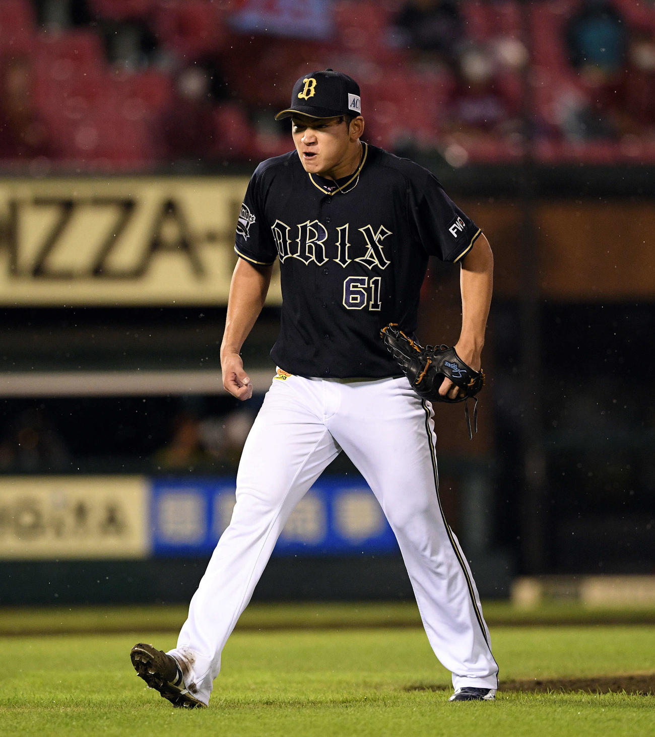 楽天対オリックス　5回裏楽天2死二塁、鈴木大を二飛に打ち取り気合の入った表情を見せる榊原（撮影・滝沢徹郎）