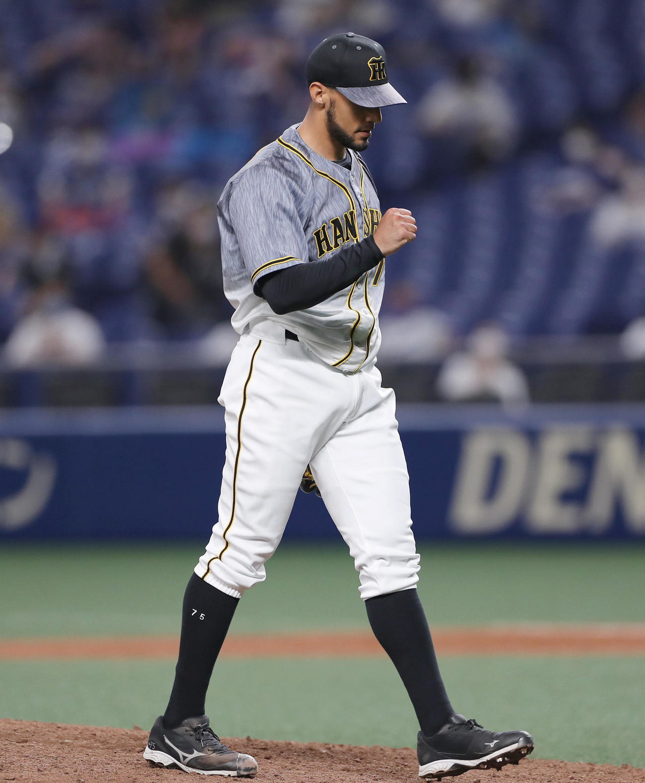 中日対阪神　9回裏中日2死二、三塁、A・マルティネスを空振り三振に仕留め、小さくガッツポーズするスアレス（撮影・前田充）