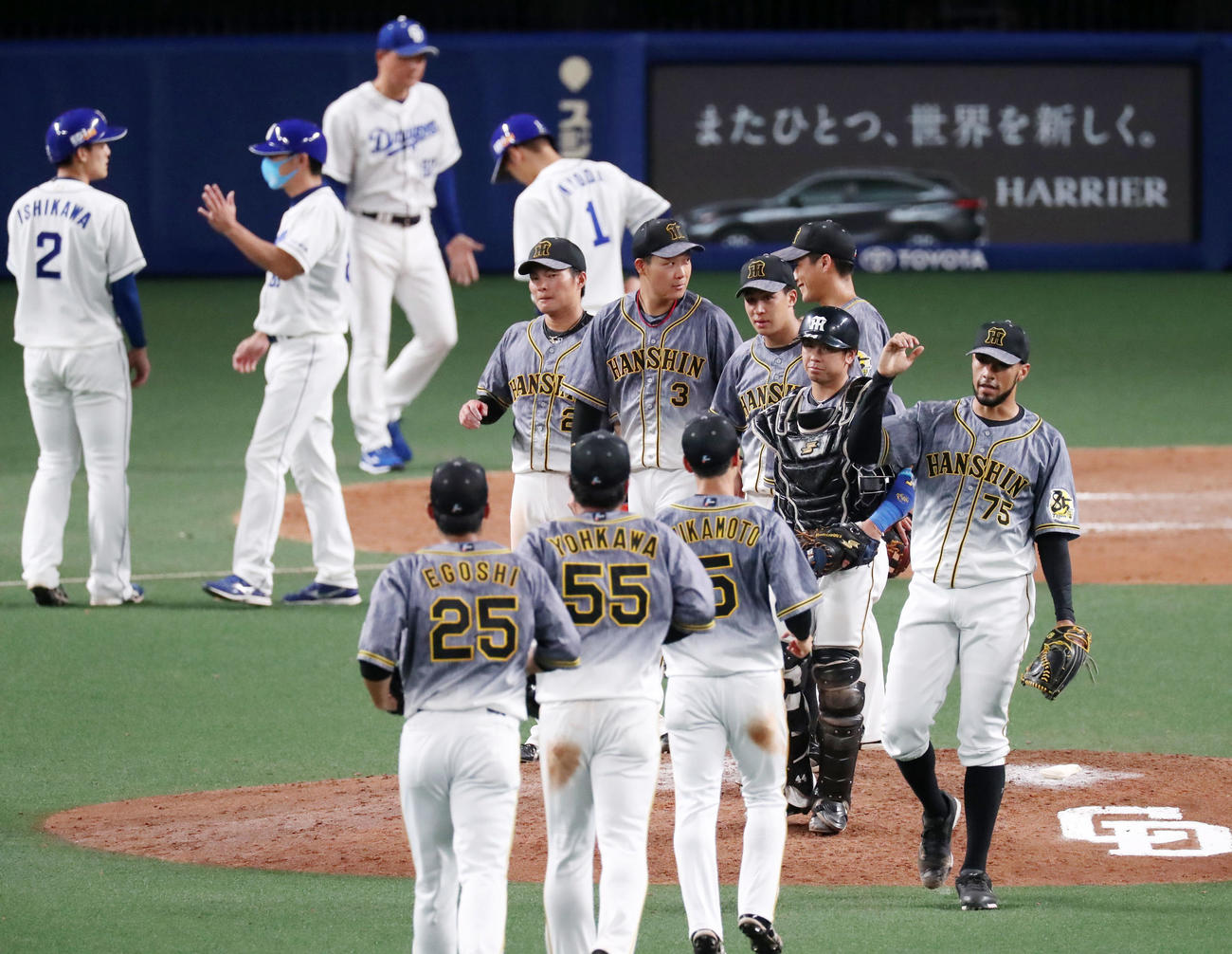 中日対阪神　勝利を祝うスアレス（右）と北條（左端）ら阪神ナイン（撮影・加藤哉）