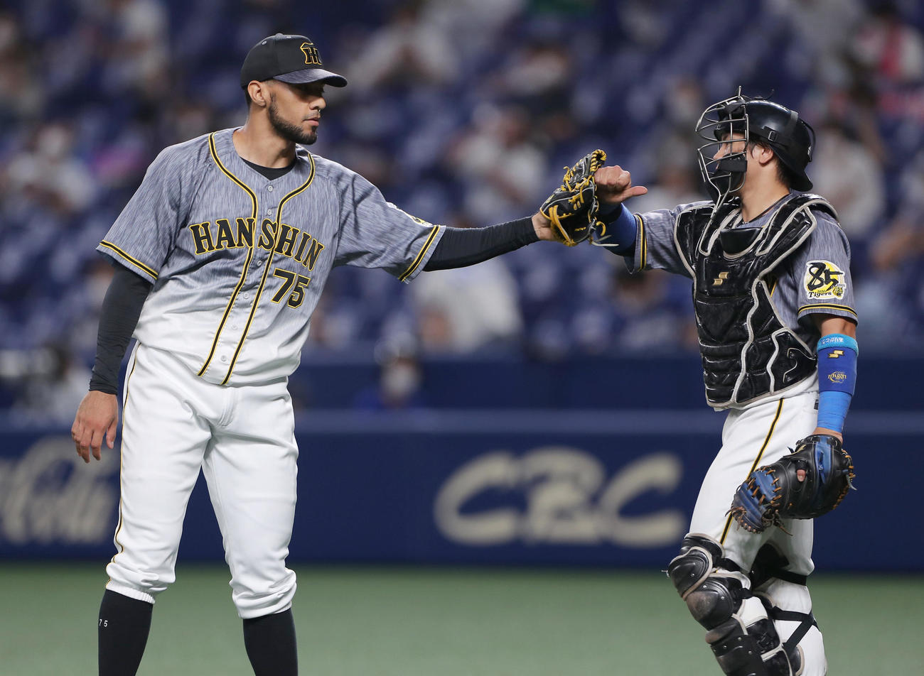 中日対阪神　最後を締めたスアレス（左）は梅野とタッチを交わす（撮影・前田充）
