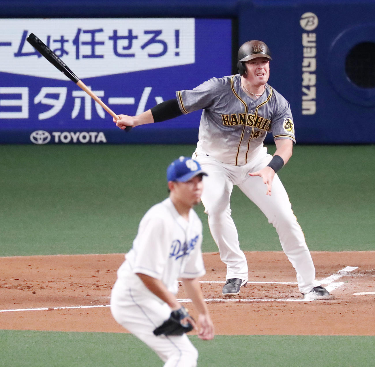 中日対阪神　1回表阪神2死一、二塁、スタメン復帰のボーアは遊ゴロを放つ（撮影・加藤哉）