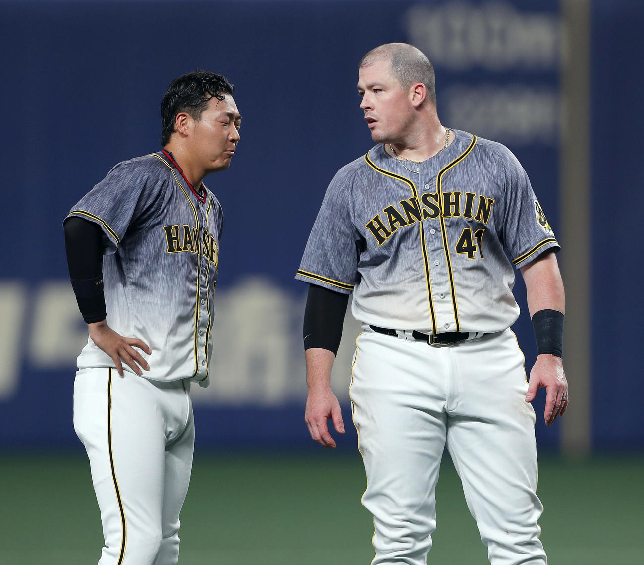 中日対阪神　1回表の攻撃を終え言葉を交わすボーア（右）と大山（撮影・前田充）