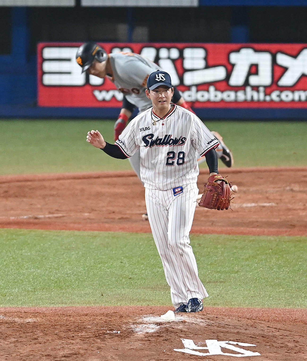 ヤクルト対巨人　5回表巨人1死一、二塁、岡本（後方）を遊ゴロ併殺に仕留める吉田喜（撮影・鈴木みどり）
